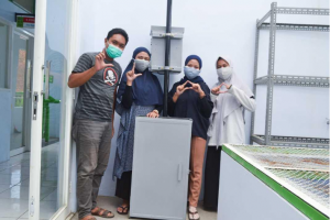 Figure 1. Researchers generating electrical energy using microalgae spirulina
