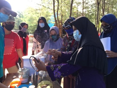 UM’s Biology Service Team Training The Community to Change Fish Bone Waste Into Cuan