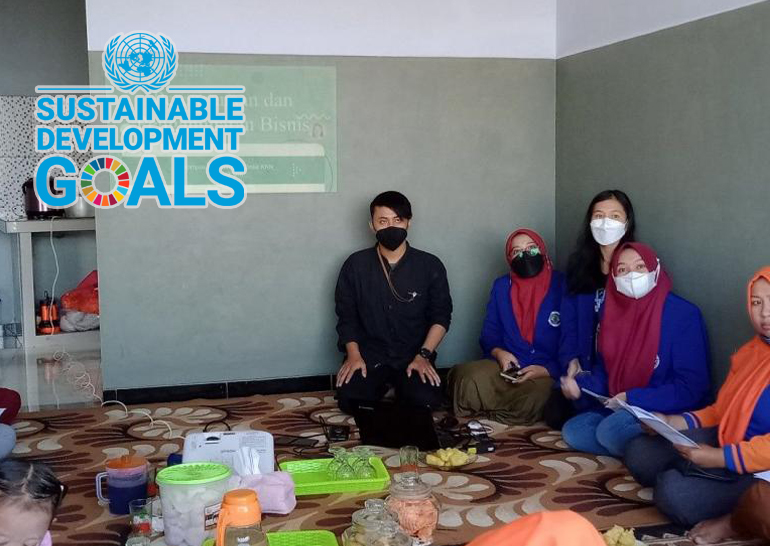 Edukasi Pentingnya Menyusun Perencanaan dan Penganggaran Keuangan bagi UMKM di Desa Duwet Krajan Demi Mewujudkan SDGs