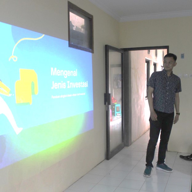 Kenalkan Investasi Sejak Dini, Tim MBKM Departemen Akuntansi UM, Menyelenggarakan Sosialisasi Investasi Di Desa Selorejo Demi Mendukung SDGS Bidang Ekonomi