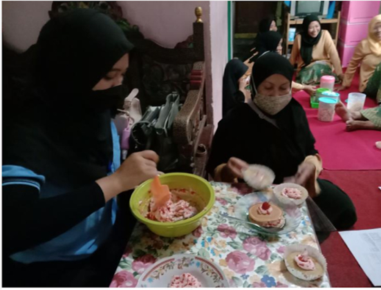 Pembuatan Dorayaki dan Whiped Cream Strawberry sebagai Produk Inovasi Baru Olahan Buah strawberry dalam Mewujudkan Indikator SDGs Ke-2 tentang Zero Hunger