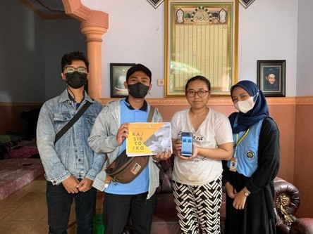 Demi Mendukung SDGS Bidang Ekonomi Tim MBKM Departemen Akuntansi Berikan Sosialisasi Aplikasi Keuangan Kepada Warga Desa Selorejo