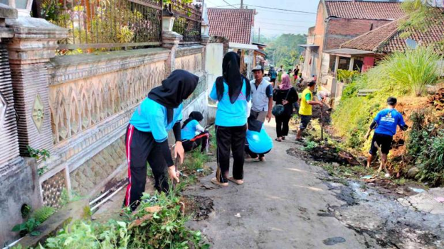 Tim Pengabdian Akuntansi FEB UM Meningkatkan Kesadaran Masyarakat terhadap Lingkungan Sekitar di Desa Ngingit
