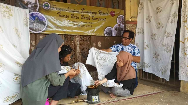 Prof. Dr. Ponimin, M.Hum. Dosen Seni dan Desain FS UM Bersama Mahasiswa Seni Rupa Melakukan Penelitian Kreatif Batik Ecoprint Kemas Batu