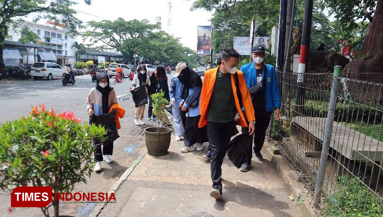Mahasiswa MBKM di Malang Lakukan Aksi Plogging, Jogging Sembari Pungut Sampah