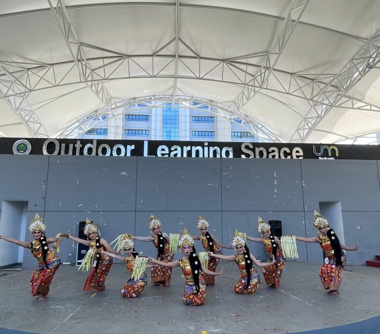 Pendidikan Seni Tari Dan Musik Gelar Ujian Akhir Semester Seni Tari di Outdoor Learning Space, Usung Tari Pendet