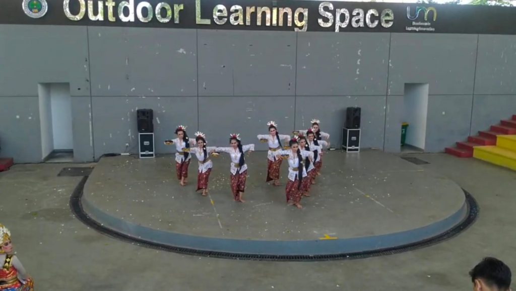 Menjaga Warisan Lewat Gerak: Perform Tari Pendet di Outdoor Learning Space Universitas Negeri Malang