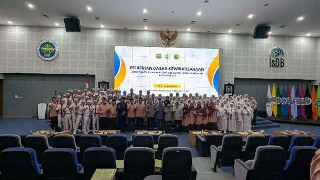 TUMBUHKAN JIWA KEWIRAUSAHAN SANTRI MELALUI PELATIHAN PEMBUATAN DETERJEN CAIR DAN LILIN AROMA TERAPI RAMAH LINGKUNGAN