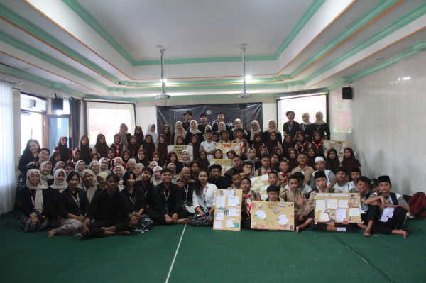 Sastra, Alam, dan Pendidikan Berkualitas: Bakti Literasi Mahasiswa Departemen Sastra Indonesia 2025 di Kota Batu