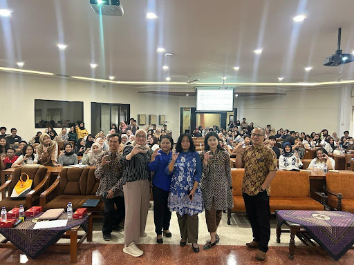 Menyuarakan Ekologi Lewat Bahasa: Kuliah Tamu “Stories We Live By” Bersama Dr. Ika Nurhayani