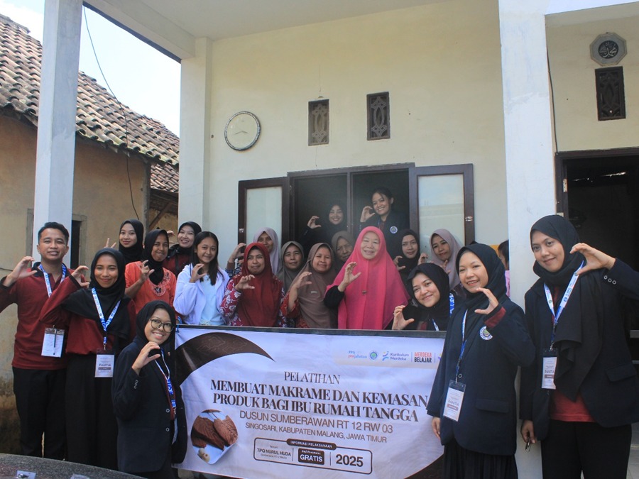 Pelatihan Makrame PPG UM Berdayakan Ibu Rumah Tangga Dusun Sumberawan