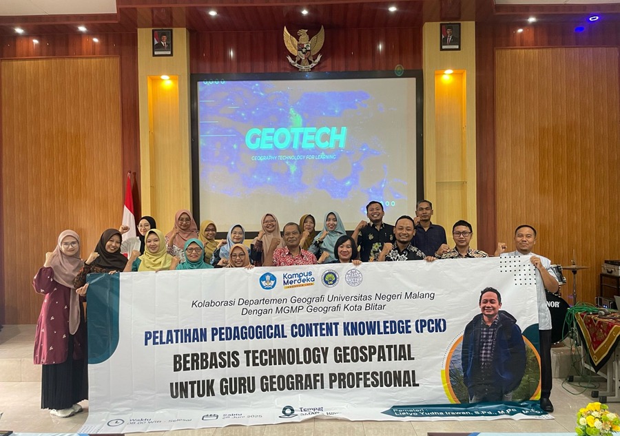 Pelatihan Pedagogical Content Knowledge (PCK) Berbasis Technology Geospatial untuk Guru Geografi Profesional Bersama MGMP Geografi Kota Blitar