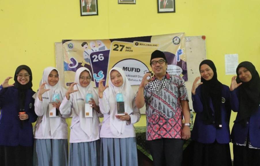 Departemen Sastra Arab Gelar Pelatihan Desain Kartu Kosakata Bahasa Arab dengan Canva di MAN 2 Malang untuk Mendorong Pendidikan Berkualitas Melalui Inovasi Digital
