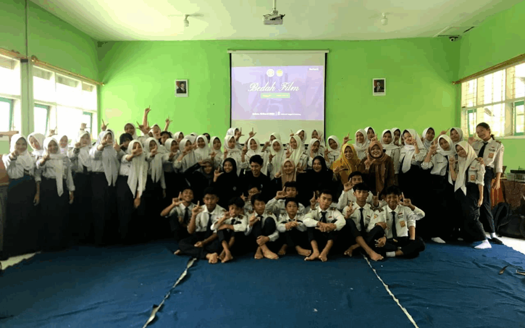 Sinergi Mahasiswa Ilmu Perpustakaan dan Sekolah: Pendampingan Persiapan Akreditasi Perpustakaan dan Bedah Film bersama Siswa di SMP Negeri 19 Malang