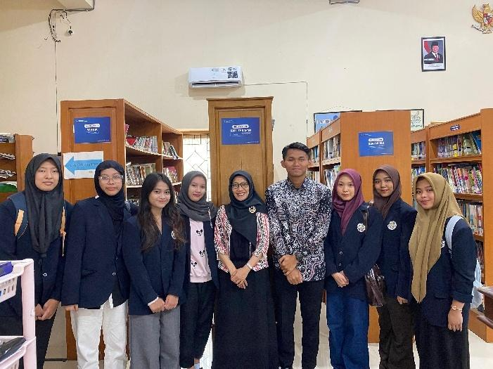 Tingkatkan Literasi dan Kemampuan Berbahasa Indonesia, Dosen dan Mahasiswa Departemen Sastra Indonesia UM Laksanakan Pengabdian Berbasis SDG 4 di SMA Negeri 5 Malang
