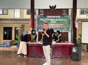 Wujudkan Pertanian Berkelanjutan, DMFEB UM Latih Petani Muda Belung untuk Pengemasan Sayur Modern