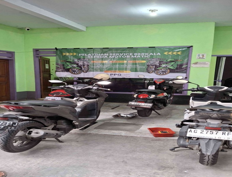 Mahasiswa PPG UM Gelar Pelatihan Service Motor Matic dan Edukasi Safety Riding untuk Pemudi Kota Malang