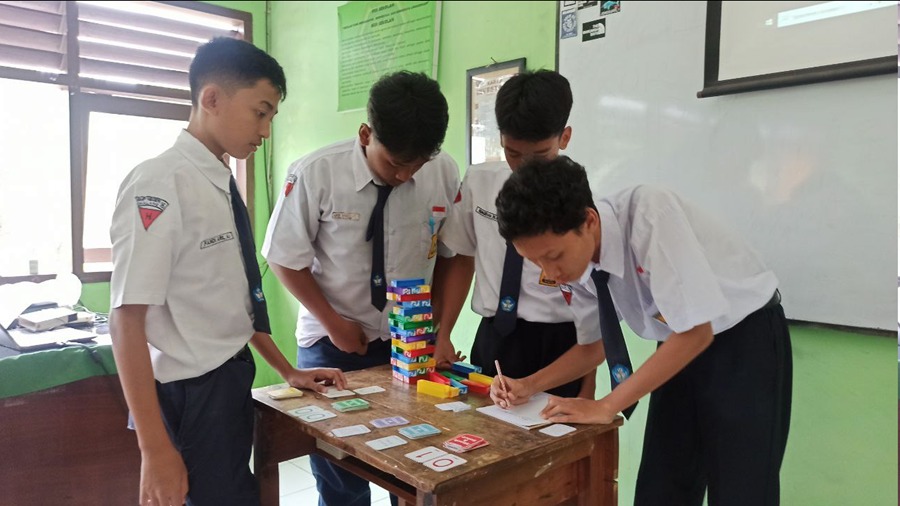 Pengembangan Stack and Solve sebagai Media Pembelajaran Ekspresi dan Operasi Logika untuk Siswa SMP