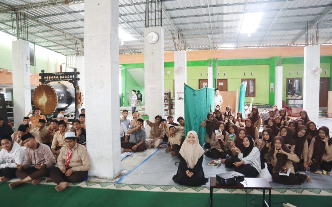 Departemen Sastra Inggris UM Membangun Karakter Siswa Melalui Penguatan Budaya Literasi di SMA Islam Sabilurrosyad