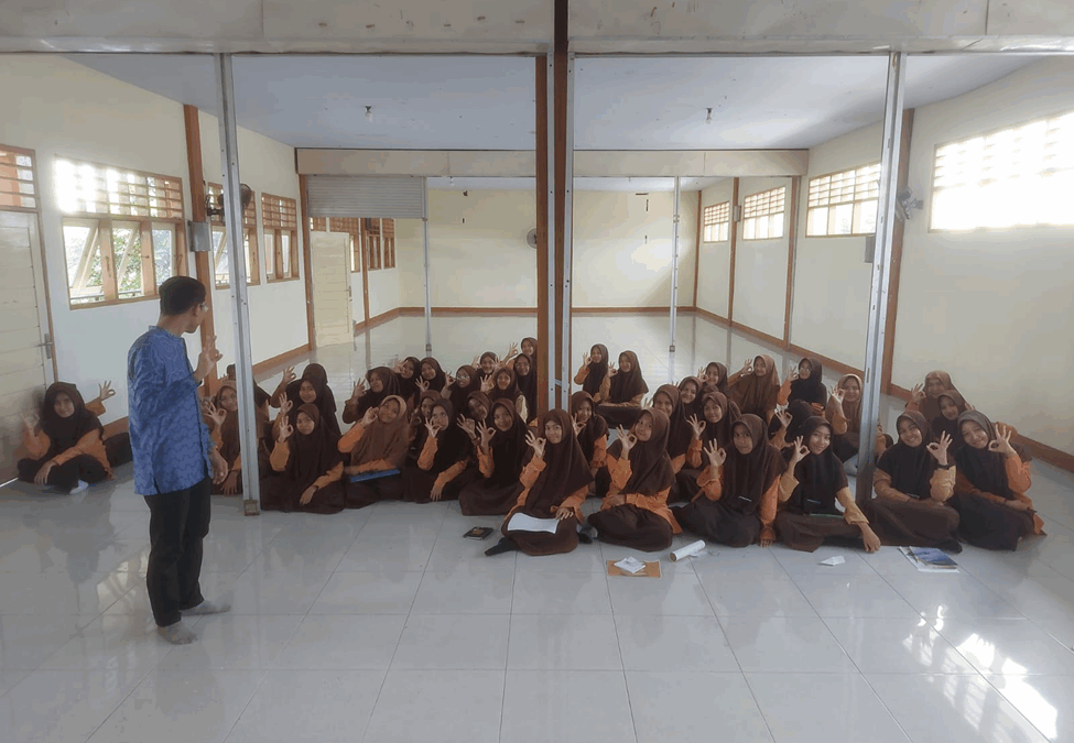 Dosen Departemen Sastra Arab FS UM Berikan Motivasi Santri di PP Al-Aziziyah Putri Lombok Barat NTB untuk Dukung SDGs Pendidikan dan Pengembangan Karakter
