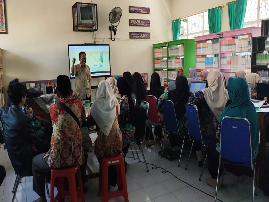 Dosen Departemen Fisika FMIPA UM Perkuat Keterampilan Guru Fisika melalui Integrasi AI untuk Pembelajaran Abad ke-21